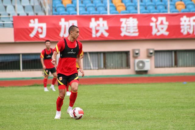 麻将胡了2-刘若钒归来首日训练主动要球权 扬科维奇巧妙授课